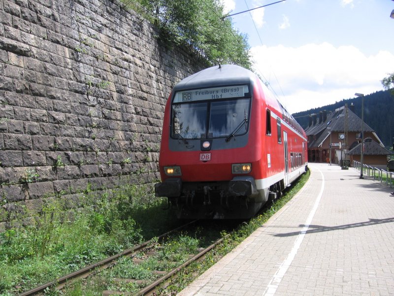 AM 15.8.06 steht der doopelstckige RB mit Schublok BR 143 350-7 zur Abfahrt in Seebrugg bereit