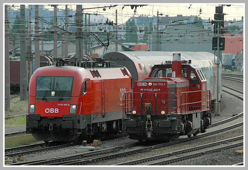 Am 15.8.2006 wurde die 1700.1 der GKB zwecks Servicearbeiten von Wien nach Graz berstellt. Die Aufnahme zeigt die Lok in den Morgenstunden bei der Abfahrt in Matzleinsdorf. Daneben 116 140 mit einer Doppelstockgarnitur von Wien-Sd kommend auf dem Weg nach Wien Meidling.