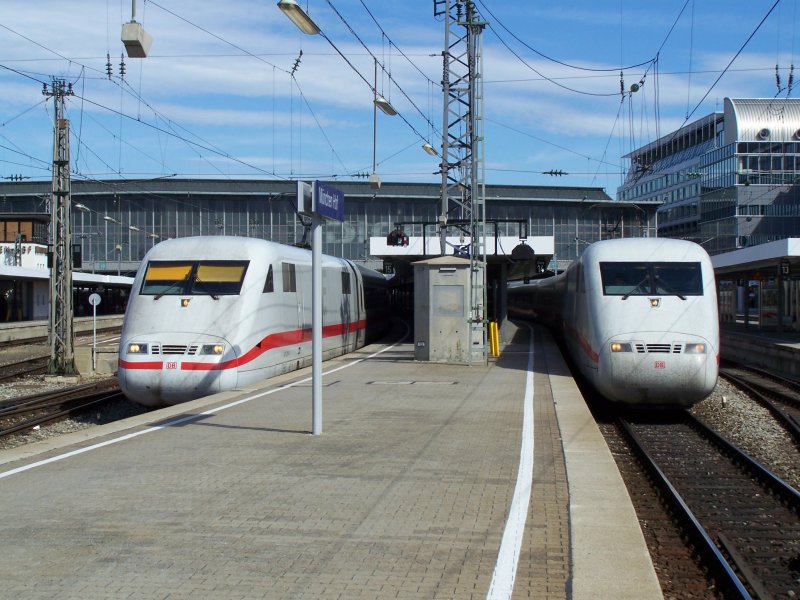 Am 15.August 2007 trafen sich zwei Triebzge der Br.401 (ICE-1) im Bahnhof Mnchen Hbf. Links ICE-1 nach Hamburg-Altona. 