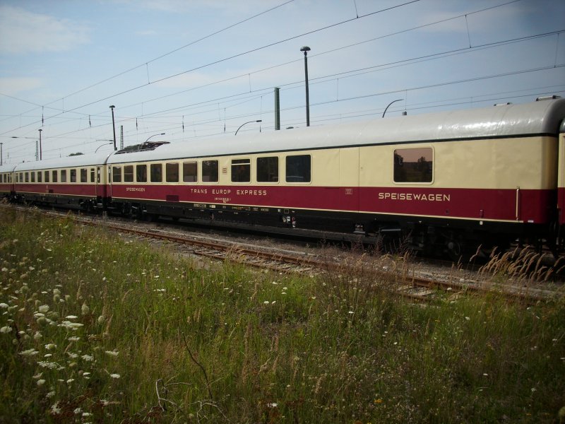Am 15.August 2009 im abgestellten Sonderzug aus Hannover in Bergen/Rgen miteingereiht:TEE-Speisewagen WRmz D-VEB 56 80 88-95 001-5.