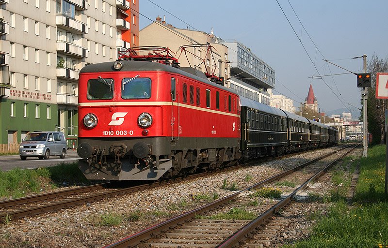 Am 16. April 2009 bespannte die 1010 003 den D 19153 von Wien Franz-Josefs-Bahnhof bis Spielfeld-Stra. Der Zuglauf ging weiter bis Opatija-Matulji mit Hinterstellung in Rijeka. Aufgenommen am Wiener Handelskai zwischen den Bahnhfen Donauuferbahnhof und Donaukaibahnhof, ca. auf Hhe der Marina Wien.     
