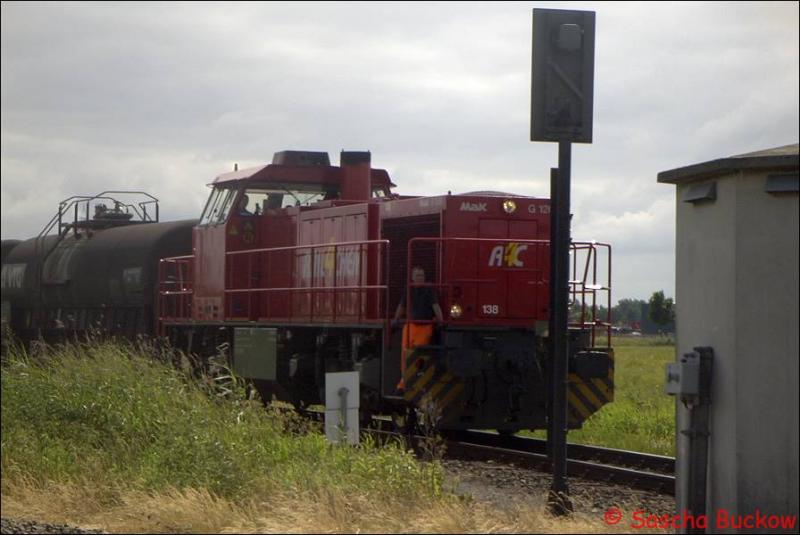 Am 16. Juni 2003 wurde DFG 84127 von Rail4Chem Lok 207-CL 138 der Bauart G1206 von Brunsbttel nach Hamburg-Billwerder gezogen und wartet hier im Betriebsbahnhof Brunsbttel auf die Abfahrt.
