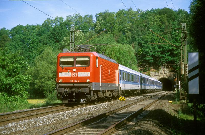 Am 16. Mai 2000 verlt 112 160-7 mit IR 2001 den Tunnel in Burghaun.