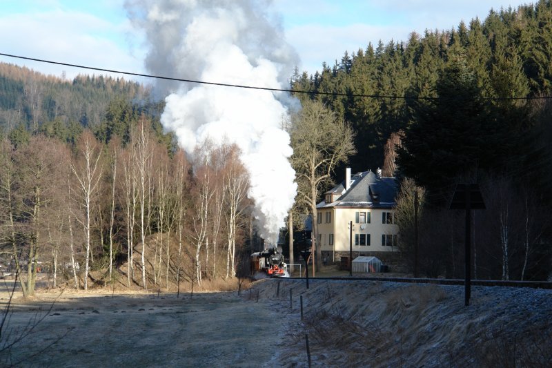 Am 16.02.08 bei der Veranstaltung.  Gterverkehr bei Eis und Schnee  erreichte die VIK 99 1715, die ich bei Dieser das erste mal live erleben durfte, bei erstem Sonnenlicht das Tal kurz vor dem Bhf Schmalzgrube mit einem Schneepflug, der bei diesen Verhltnissen  mchtig viel  zu tun hatte :-).
