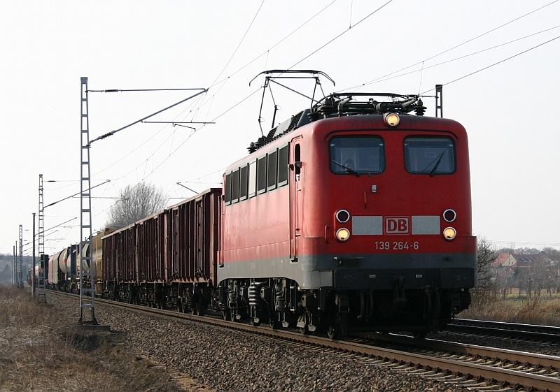 Am 16.03.05 rumpelt 139264-6 mit ihrem Gterzug bei Halle-zscherben nach Halle Gbf.