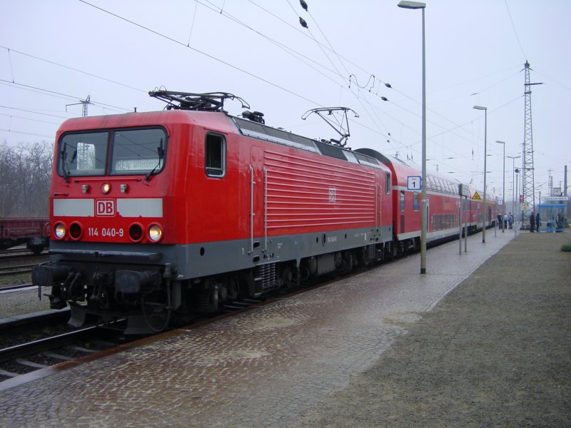 Am 16.03.2002 steht der RE4 im Bhf.Elsterwerda-Biehla zur Abfahrt bereit nach Wittenberge.