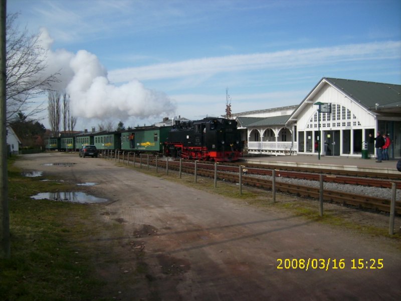 Am 16.03.2008 war es nun so weit, die ersten Fahrzeuge fr den bergangsverkehr konnten nach Ghren berfhrt werden. Es waren die 99 773 aus Oberwiesental mit 4 Personenwagen und ein Gepckwagen von der Fichtelbergbahn. 