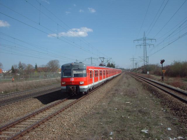 Am 16.04.04 f�hrt 420 114 in Richtung Olching.