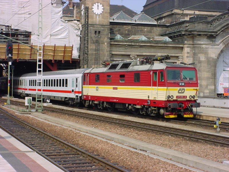 Am 16.04.2004 stand der EuroCity nach Prag in Dresden bereit. Hier mit E-Lok 371 015-9.