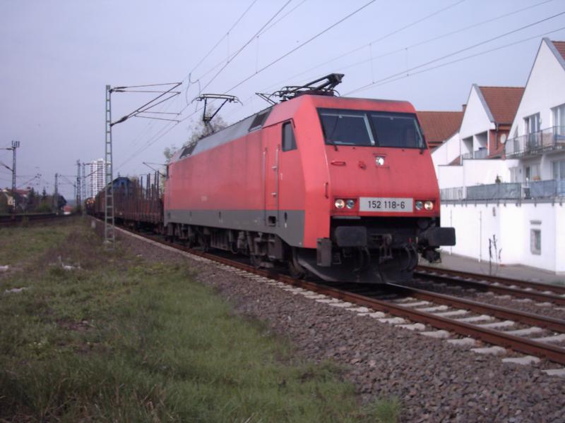 Am 16.04.2005 fuhr Baureihe 152 118-6 mit einem Gterzug durch Mainaschaff an der Ausweichstrecke in Richtung Hanau.