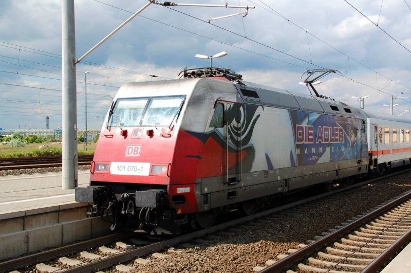 Am 16.05.09 steht 101 070 mit IC 2354 im Bahnhof Bitterfeld und wartet auf die Abfahrt.