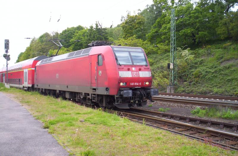 Am 16.05.2005 fuhr der RE1 in Stolberg(Rheinland) ausserplanmig an Gleis 43 ein. Da dieses Gleis normalerweise fr die Euregiobahn ist musste 146 014-6 sehr weit bis vorne durchfahren damit alle 5 Dotos am Bahnsteig waren.