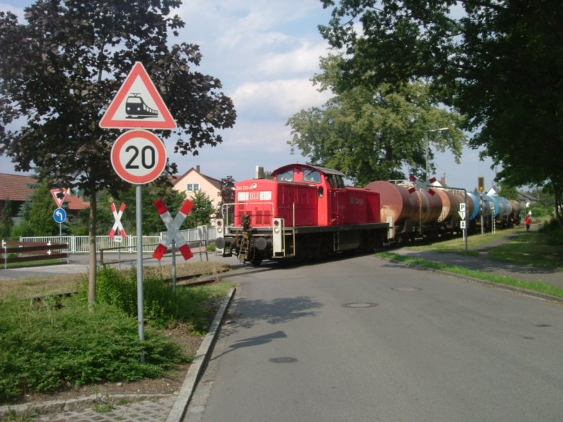 Am 16.07.2004 berquert 293 310 die Klaus-Conrad-Strae in Hirschau. (Strecke Amberg-Schnaittenbach)
