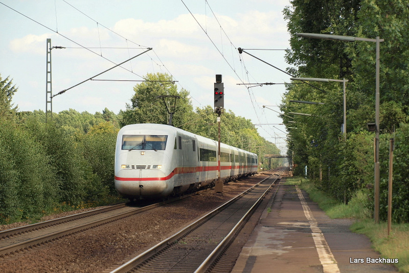 Am 16.08.09 durchfhrt der ICE 588 Mnchen Hbf - Hamburg-Altona den Bahnhof von Radbruch Richtung Hamburg-Harburg. 