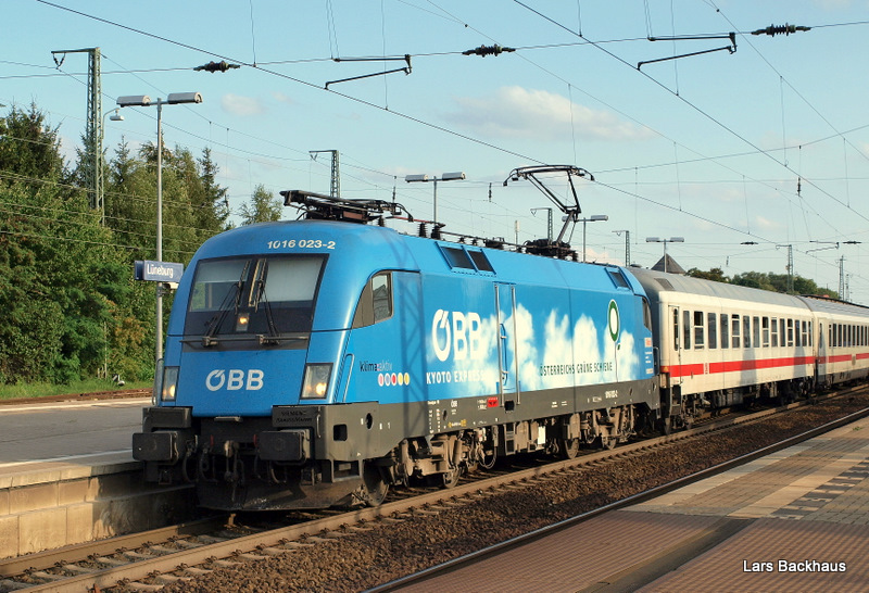 Am 16.08.09 war mal wieder ein Werbe-Stier vorm K�nigssee. Hier ist die 1016 023-2  Kyoto-Express  beim Zwischenhalt mit dem IC 2082 Berchtesgaden - Hamburg-Altona in L�neburg zusehen.