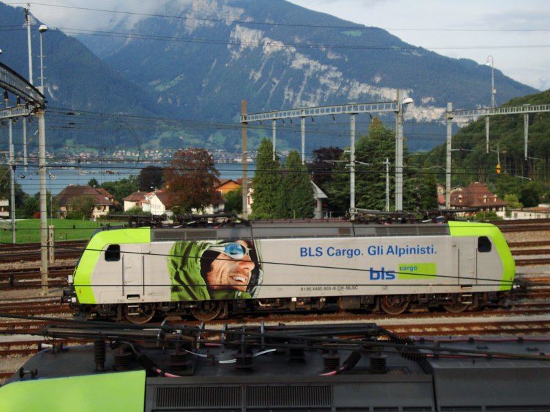 Am  16.08.2008 sonnte sich die Re 485 003 vor dem Depot Spiez.