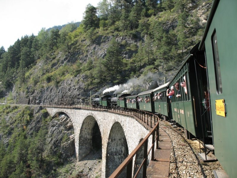 Am 16.09.2007 Langsamfahrt ber den Landwasserviadukt
mit Lok 108 Engiadina  und Lok 107 Albula 