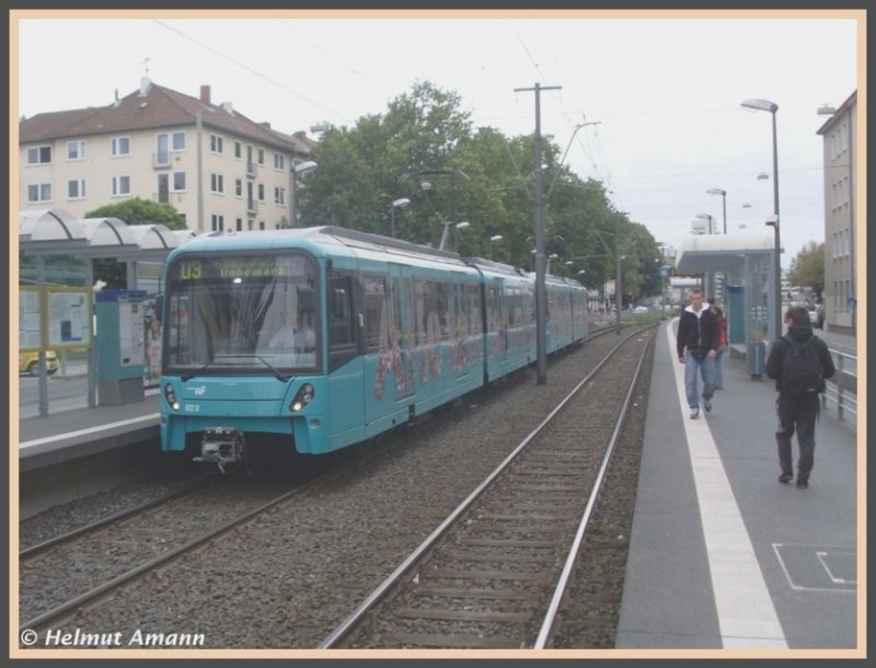 Am 16.09.2008 bekam ich erstmalig die beiden ersten im Plandienst eingesetzten neuen Stadtbahntriebwagen vom Typ U5 vor die Kamera. Die Triebwagen 602 und 603 fuhren auf dem 14. Zug der Linie U3 nach Oberursel Hohemark in die Station Dornbusch ein. Deutlich erkennbar befanden sich zwei Fahrer im Fahrerraum, wahrscheinlich zu Schulungszwecken.

