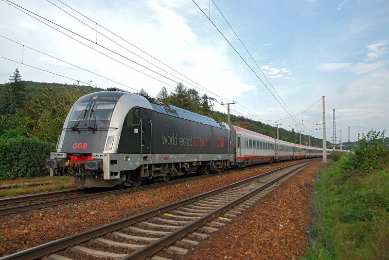 Am 16.09.2009 verschlug es die 1216 025  world record  wieder mal in den Osten sterreichs. Hier zu sehen am Intercity 646  Alpendorf Bergbahnen  von Wien West nach Salzburg kurz nach Unter Purkersdorf.