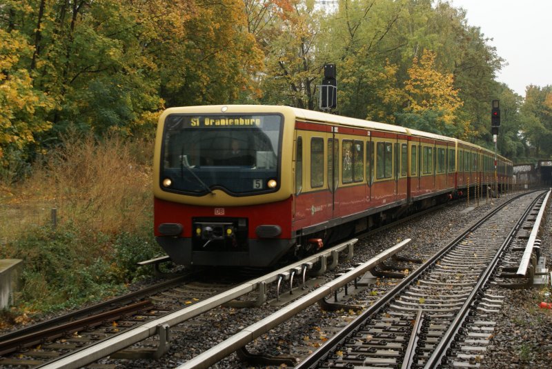 Am 16.10.09 fhrt eine S 1 im Bahnhof Julius-Leber-Brcke ein.