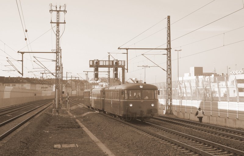 Am 16.12.07 durchfhrt die Schienenbusgarnitur der Pfalzbahn als Lr nach Mannheim des S-Bahnhof Ludwigshafen Mitte.