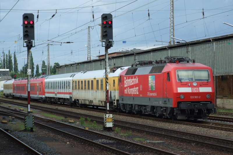 Am 16.5.09 stand kurz vor 20 Uhr die 120-501 der DB Systemtechnik Minden mit 2 Messwagen, einem IC-Wagen und dem Testobjekt 440-802 am Trierer Hauptbahnhof. Die ganze Woche taten sie das schon, denn es wurde ausgiebig auf der Mosel- als auch auf der Saarstrecke getestet.
Trier, der 16.5.09