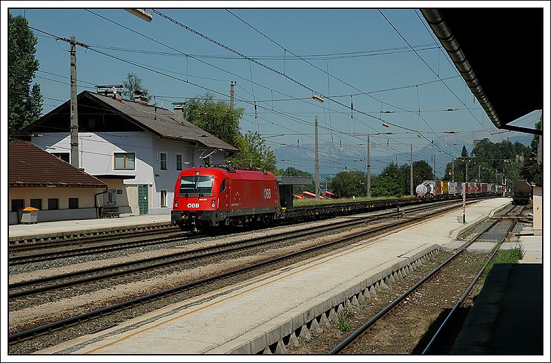Am 16.7.2007 mit einer halbleeren/halbvollen RoLa von Kufstein Richtung Brenner unterwegs - 1216 236. Hier bei der Durchfahrt in Brixlegg.
