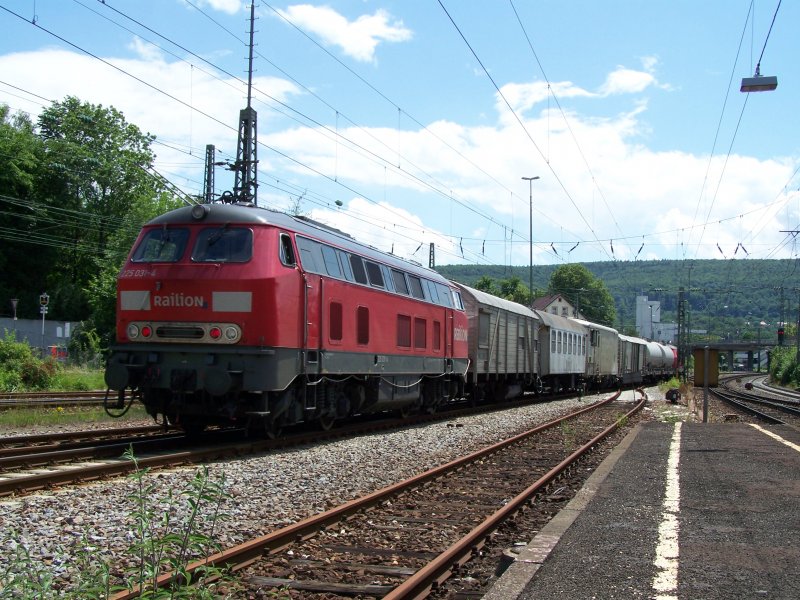 Am 16.Juni 2007 fuhr der  Unkrautspritzzug  durch den Bahnhof Aalen. Hier schob die Br.225 031-4  Railion  hinten am  Unkrautspritzzug  mit.
