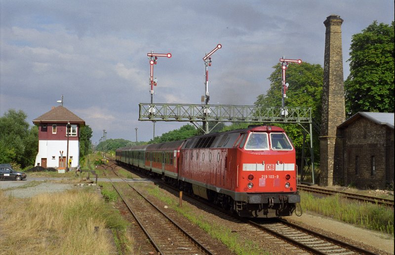 Am 17. August 1999 hat 219 103-9 mit einer Regioalbahn soeben Muencheberg verlassen.