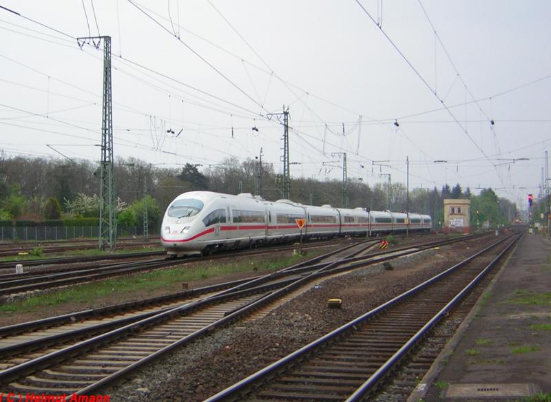 Am 17.04.2005 fuhr 403 031 von Frankfurt am Main - Hauptbahnhof kommend durch das Gleisvorfeld des Bahnhofes Frankfurt am Main - Sportfeld, im Hintergrund der Gebudestumpf des ehemaligen Stellwerks, das ursprnglich mal noch eine Etage mehr hatte.  