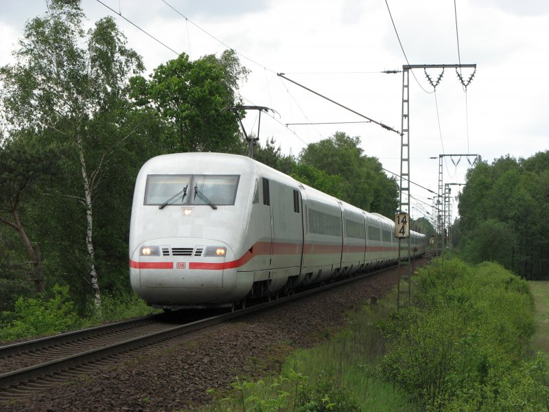 Am 17.05.07 befuhr eine ICE1 Garnitur von Hamburg in Richtung Hannover die eingleisige Strecke Rotenburg(Wmme)-Verden. Die Aufnahme entstand am B-Eversen.