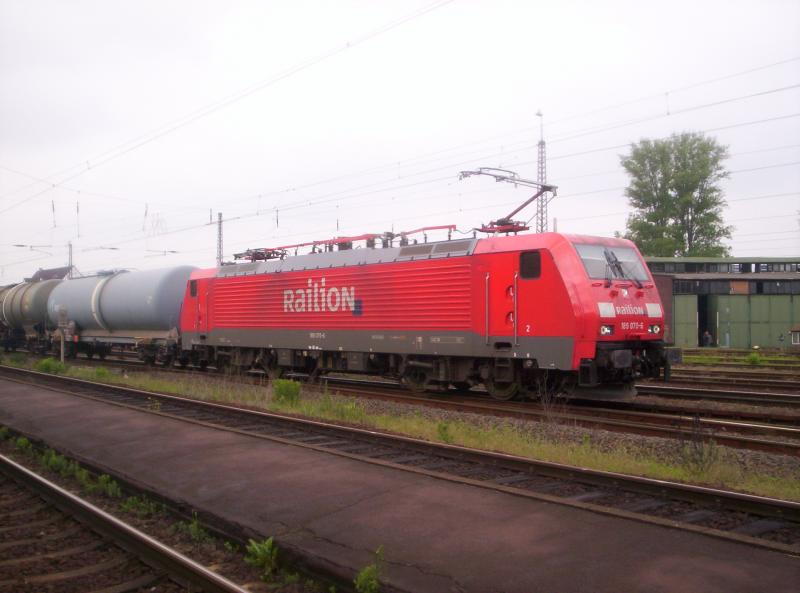 Am 17.05.2005 kommt Baureihe 189 070-6 durch Darmstadt-Kranichstein.