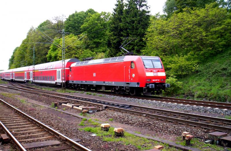 Am 17.05.2005 schob 146 017-9 den RE 1  NRW-Express  nach Aachen in Stolberg(Rheinland) ein.