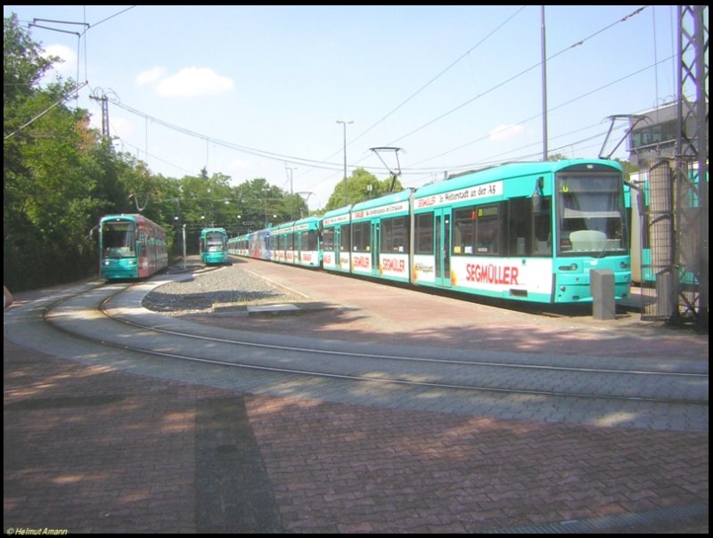 Am 17.06.2006 fand das Fu�ball-WM-Spiel Portugal gegen Iran in der Commerzbank-Arena in FFM statt, die daf�r eingesetzten Verst�rkungsz�ge standen hier w�hrend des Spiels in der Abstellanlage der Haltestelle Stadion Stra�enbahn, w�hrend der S-Triebwagen 217 auf dem 1. Zug der Linie 21 am Bildrand links in die Haltestelle einfuhr.