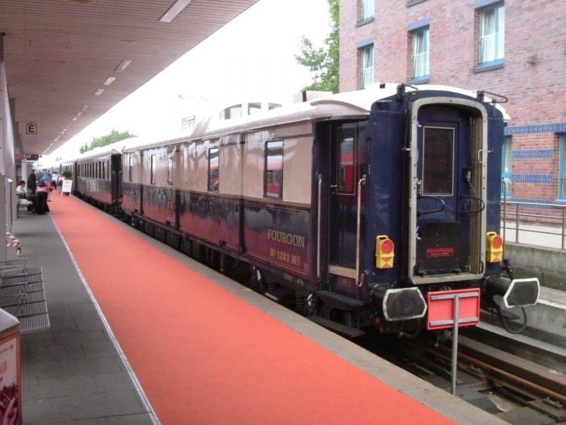 Am 17.08.2006 stand der Strer-Express, gebildet aus den Wagen des Nostalgie Orient Express, in Hamburg Altona. Hier ist der Schlusswagen, der Gepckwagen zu sehen! Man beachte den Roten Teppich!