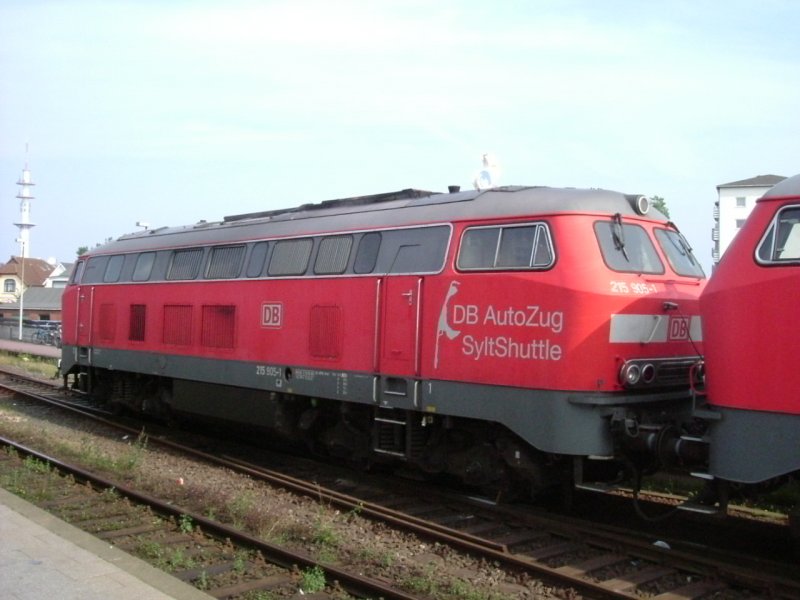 Am 17.08.2006 steht 215 905 mit einer Schwestermaschine in Westerland.