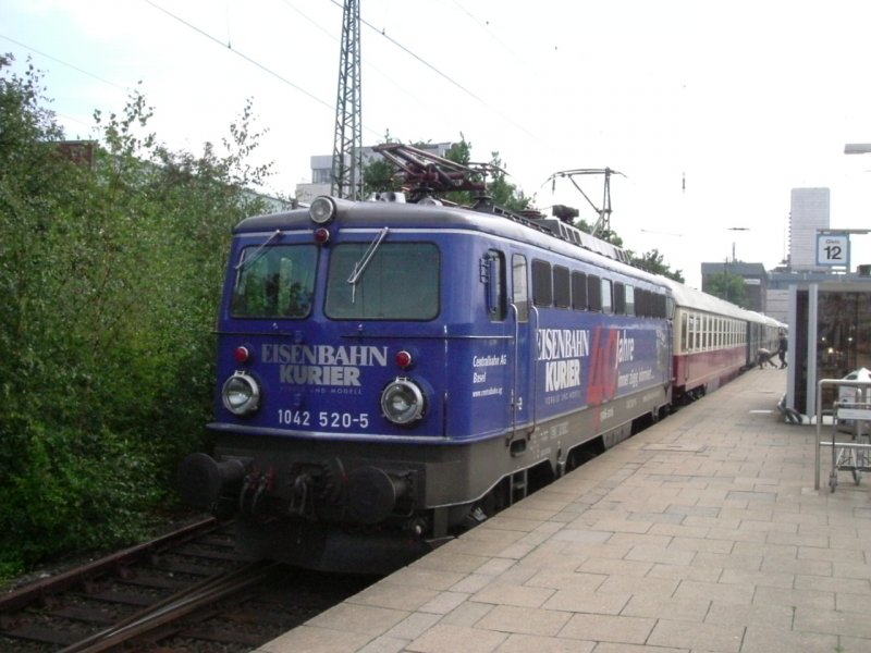 Am 17.08.2006 zog 1042 520 der Centralbahn den Strer Express, der aus alten Orient Express Wagen gebildet war! Hier steht Sie in Hamburg Altona!