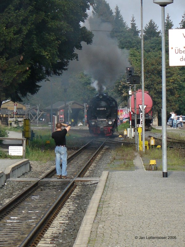 Am 17.09.06. Br 99 6001-4 beim umsetzen im Bahnhof  Drei Annen Hohne  im Harz. Ob es sehr klug ist sich beim Fotografieren VOR die fahrende Lok zu stellen kann jeder selbst entscheiden. Aber macht bestimmt lustiges Gerusch. ;-))