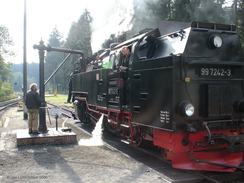 Am 17.09.06. Br 99 7242-3 beim Wasser fassen im Bahnhof  Drei Anne Hohne .