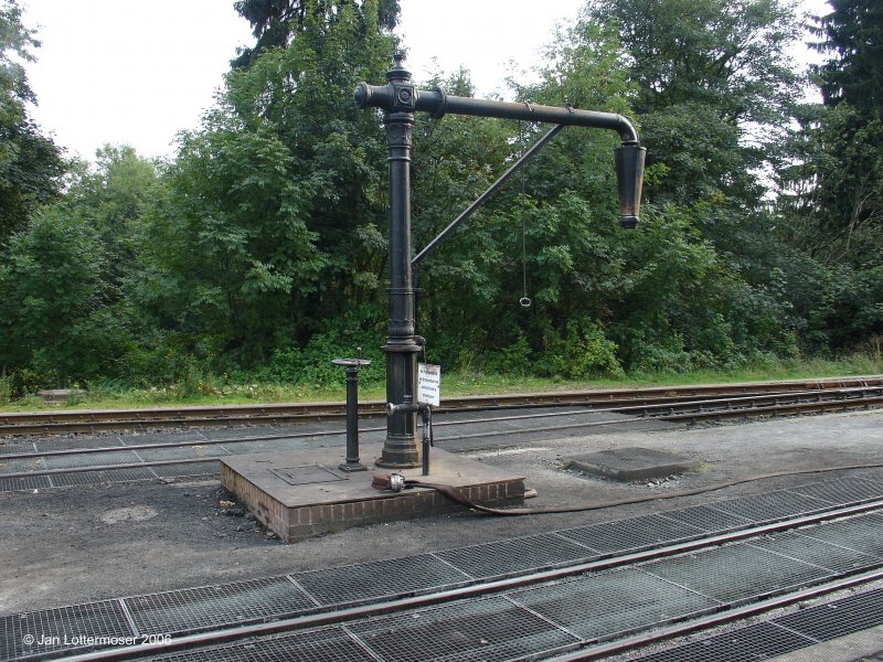 Am 17.09.06. Wasserkran im Bahnhof  Drei Anne Hohne  der Harzer Schmalspurbahn.
