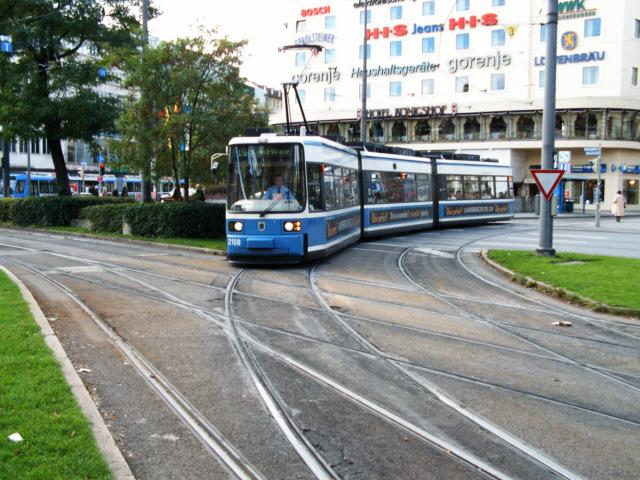 Am 17.10.04 ist 2108 auf der 19er Richtung St.-Veit-Stra�e unterwegs.
