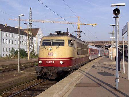 Am 17.10.2001 bespannte 103 235 den IR 2007 von Berlin-Ostbahnhof nach Frankfurt/Main. Hier sehen wir die Maschine mit ihrem Zug im Hauptbahnhof Halle/Saale). Direkt hinter der Lok befindet sich brigens ausserplanmig ein druckdichter Gesellschaftswagen der Gattung WGmz.