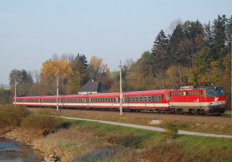 Am 17.10.2007 war dem IC601 bestehend aus einem 4010/6010
Triebzug die 1042 018 vorgespannt.
Das Bild entstand kurz vor Wartberg/Kr.