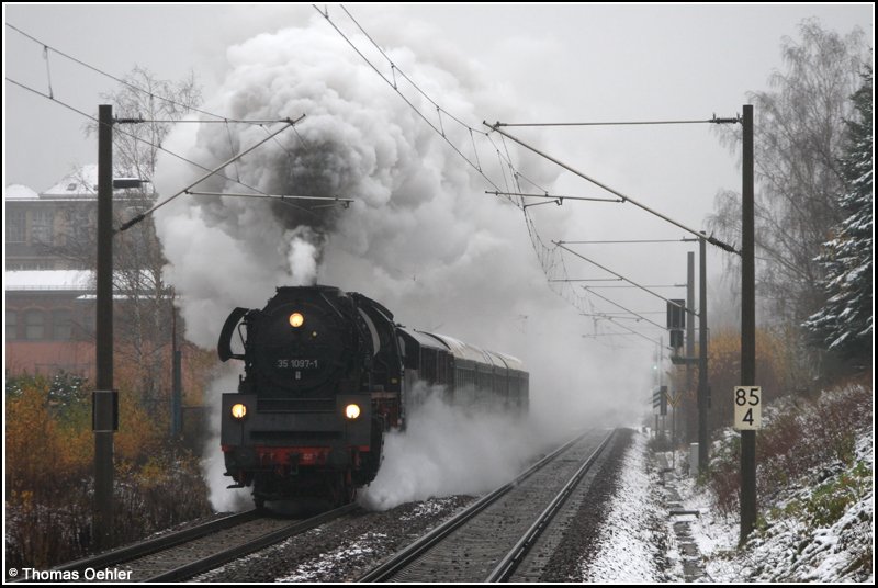 Am 17.11.07 brachte 35 1097 einen Sonderzug des SEM Chemnitz nach Gotha. Hier braust der Zug bei sehr schlechter Witterung durch Chemnitz-Sch�nau. Es war zwar stimmungsvoll, aber kaum noch fotografierbar.