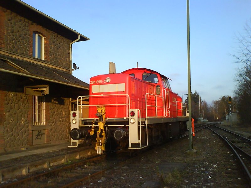 Am 17.12.2007 steht 294 898 vor dem Bahnhofsgebude von Hirschau! (Strecke Amberg-Schnaittenbach) HINWEIS: Das Bild habe ichmit meinem Handy aufgenommen!