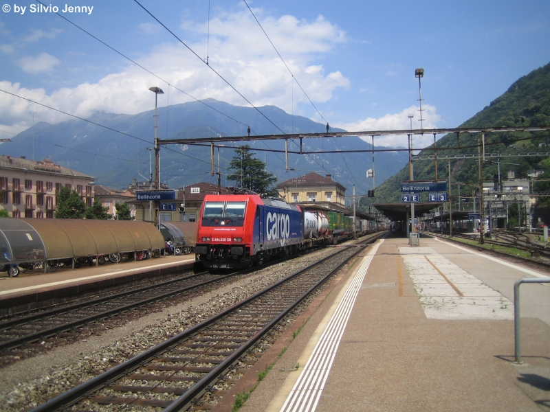 Am 17.6.09 durchfhrt die Re 484 020-3 Bellinzona mit einem UKV-Zug.