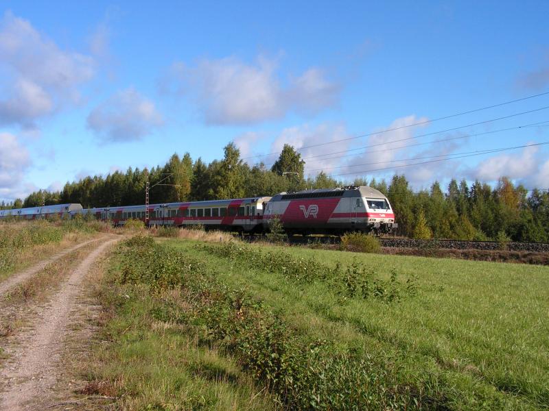 Am 17.9.05 rollt gegen 11 Uhr einer der typischen IC durch das kleine finnische Dorf Lamminkoski bei Parkano.