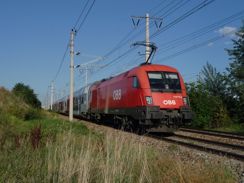 Am 18. August 2008 gegen 17:45 Uhr verlie� die 1116 151-0 gemeinsam mit einigen Doppelstock-CityShuttle-Waggons (Wiesel) die Bahnhaltestelle der Siemensstra�e (wien).