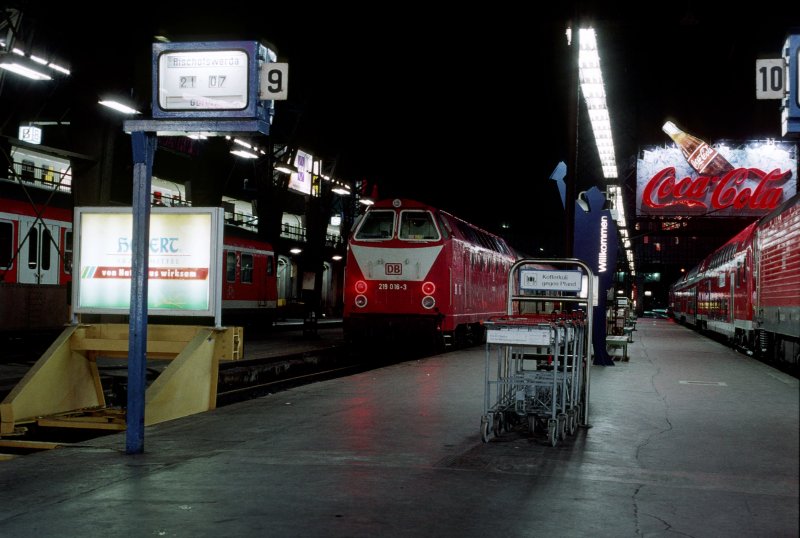 Am 18. Februar 1999 ist 219016 gerade aus Goerlitz in Dresden Hauptbahnhof angekommen und wartet auf die Rueckfahrt.