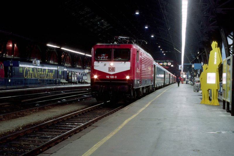 Am 18. Februar 1999 wartet 112130 mit dem EC170 auf Gleis 17 des Dresdener Hauptbahnhofes auf die Weiterfahrt nach Berlin Zoo.